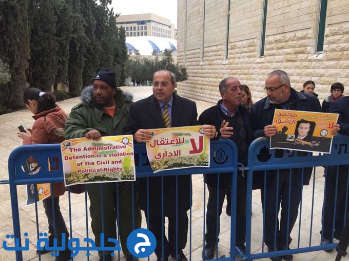 بدء جلسة محاكمة الاسير القيق واعضاء كنيست عرب يتظاهرون خارج المحكمة